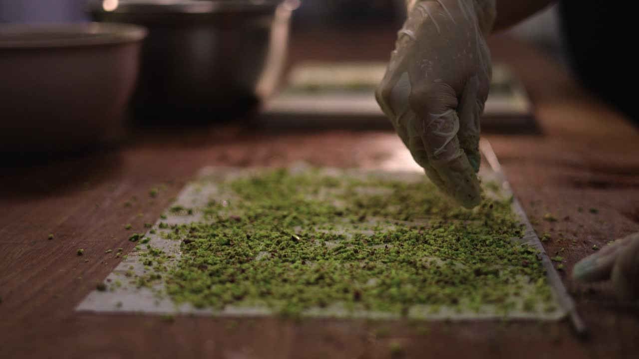 el pastelero llena la hoja de hojaldre con los ingredientes de la receta y la prepara para hornear