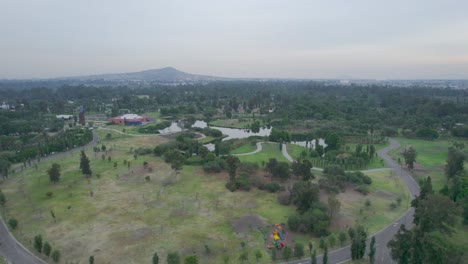 vista orbital sobre la pista de atletismo natural en medio del área natural en la ciudad de méxico