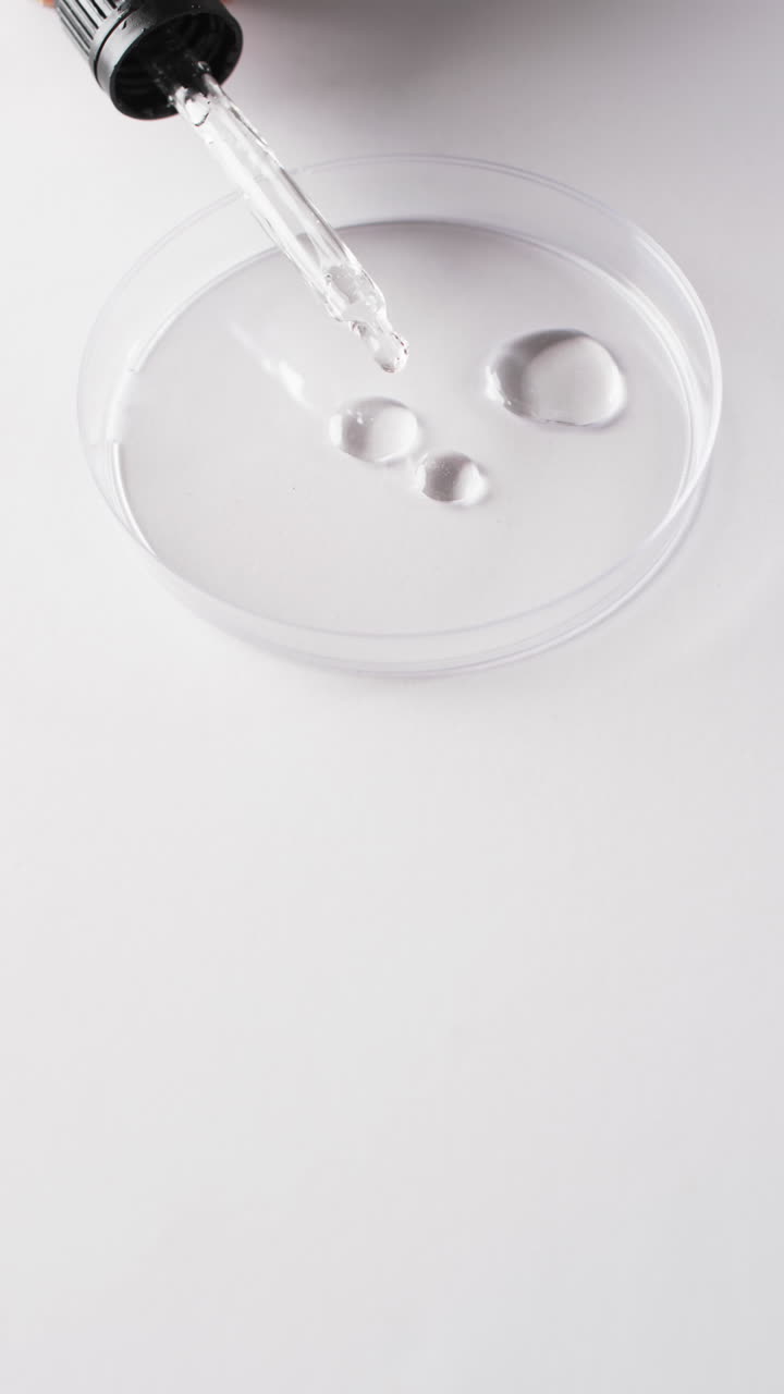 Video verticale di pipetta da laboratorio e capsula di vetro rotonda con spazio per il testo su sfondo bianco