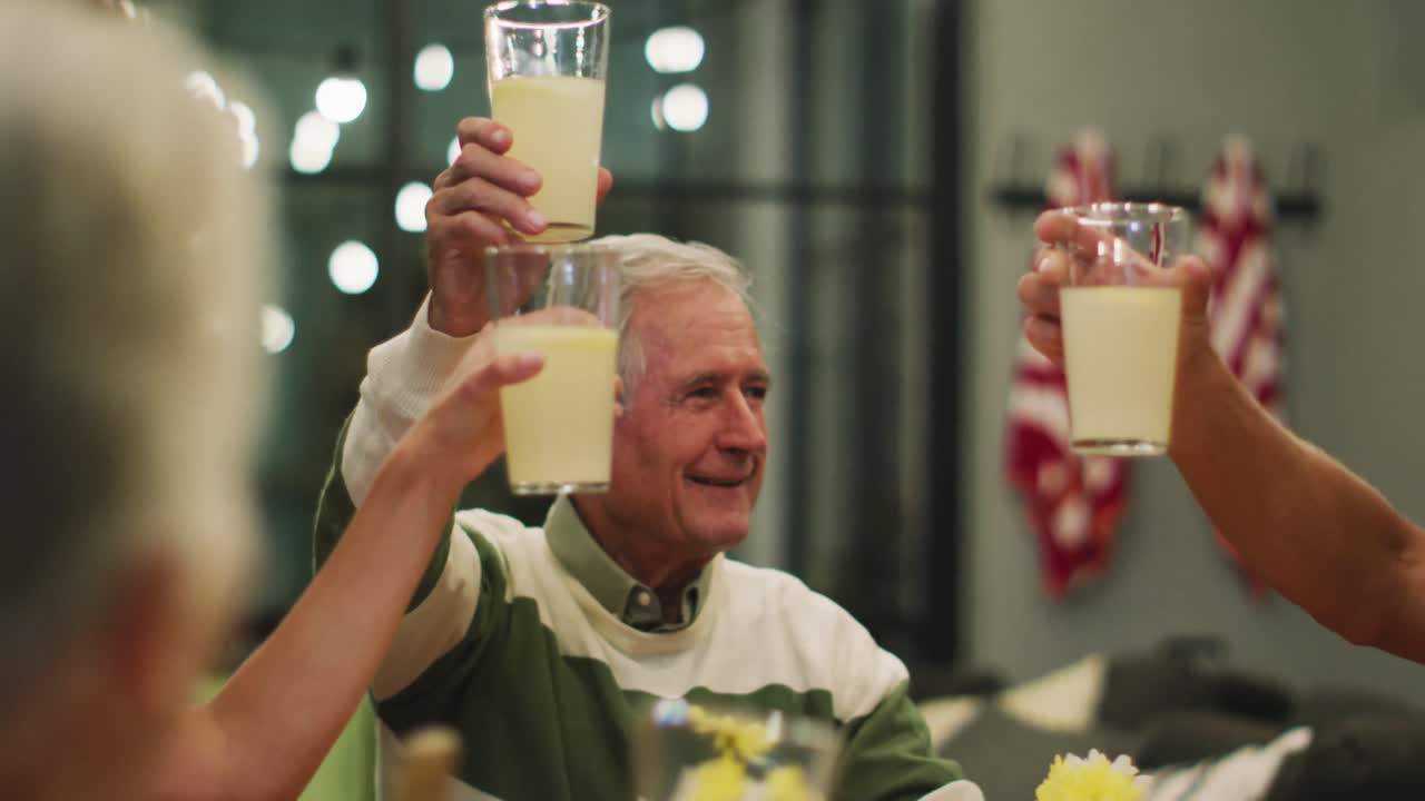 행복한 가족이 함께 저녁을 먹고 있습니다.