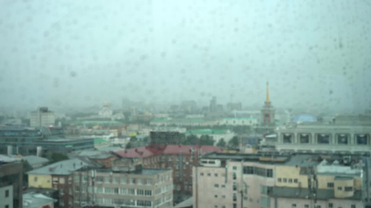 дождливый вид на город из окна