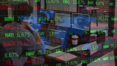 Mapa-Mundial,-Gráficos-Y-Procesamiento-De-Datos-Financieros-Sobre-Un-Hombre-De-Negocios-Caucásico-Que-Usa-Computadoras-En-La-Oficina