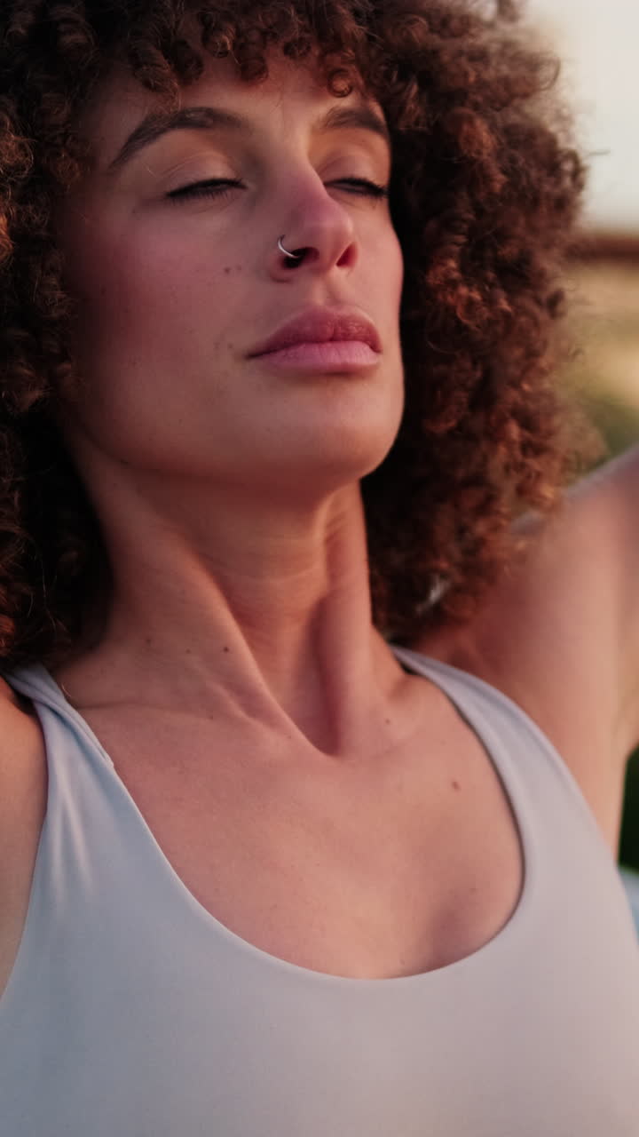 Donna che fa esercizi di fitness su un ponte