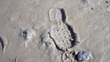 Schlammiger,-Sandiger,-Nasser-Fußabdruck,-Nahaufnahme,-Stiefeldetail,-Bespritzt-Auf-Strandweg