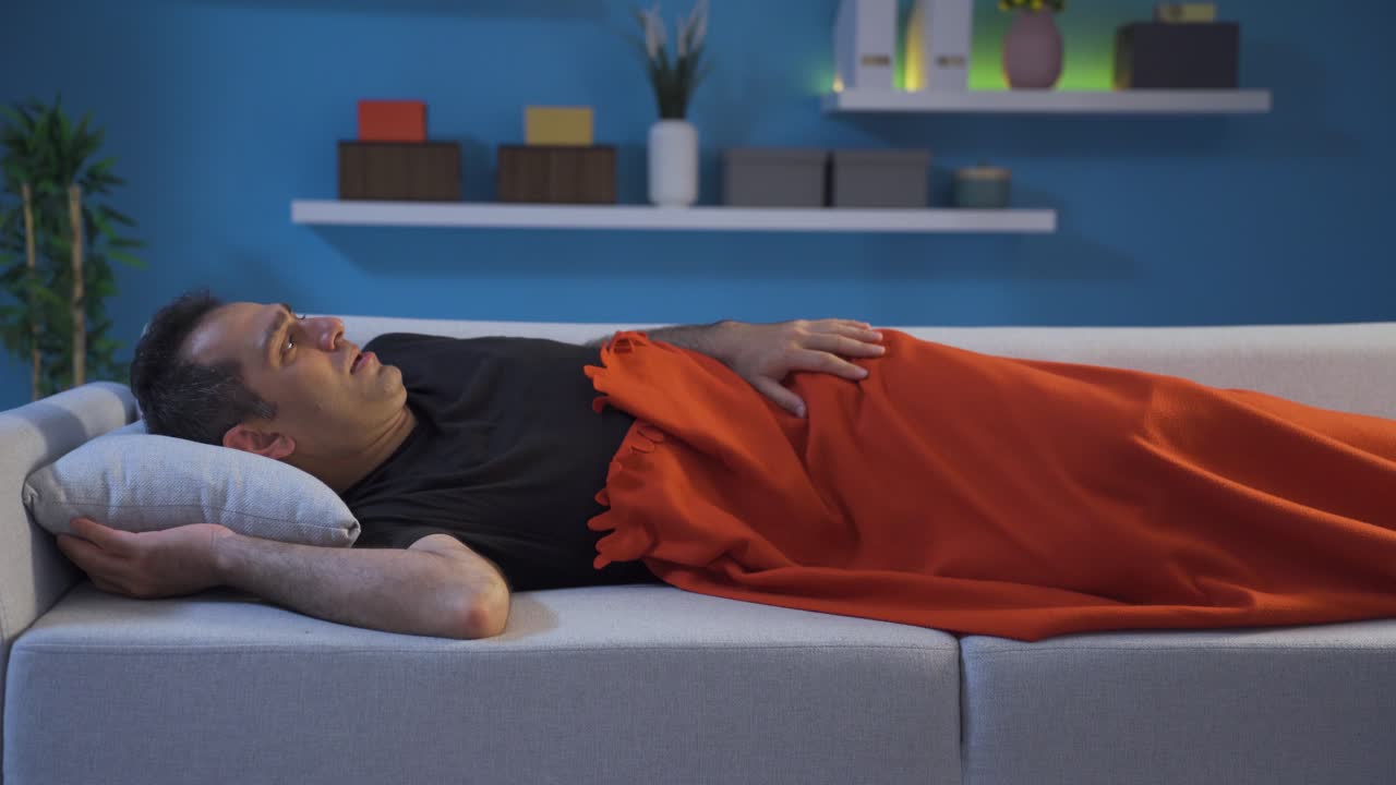 편집증에 걸린 남자는 이상하고 호기심으로 주위를 둘러보고 있습니다.