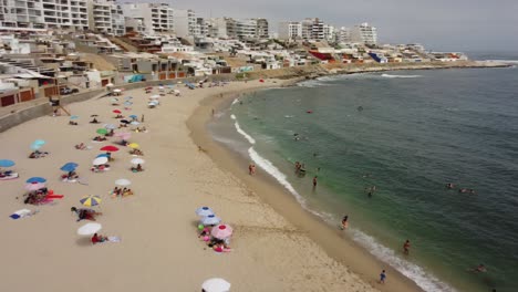 Toma-Aérea-De-Una-Persona-Que-Viaja-En-Un-Vehículo-Todo-Terreno-Por-Un-Camino-De-Tierra-En-Un-Lado-De-La-Playa