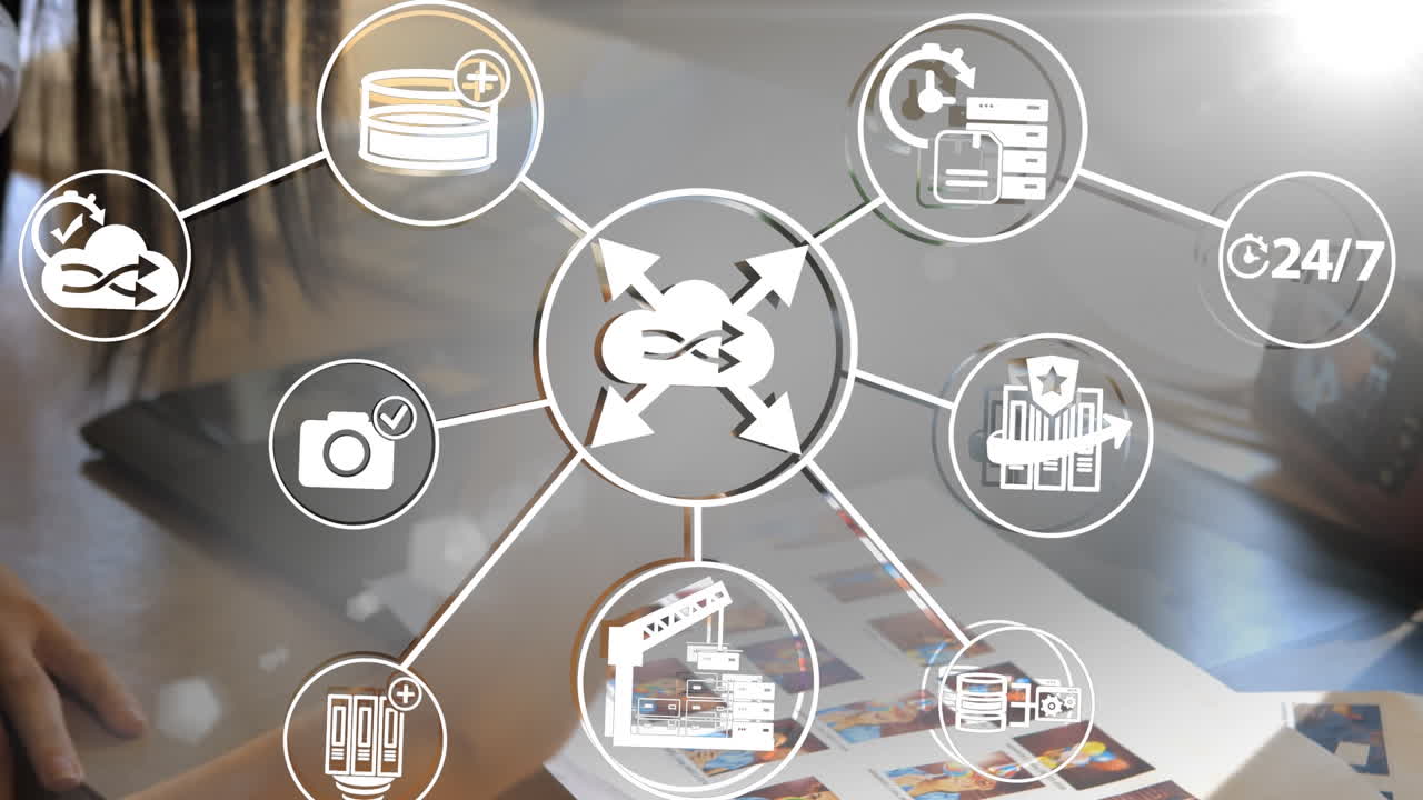 animación de formas púrpuras sobre las manos de una mujer biracial trabajando con fotos