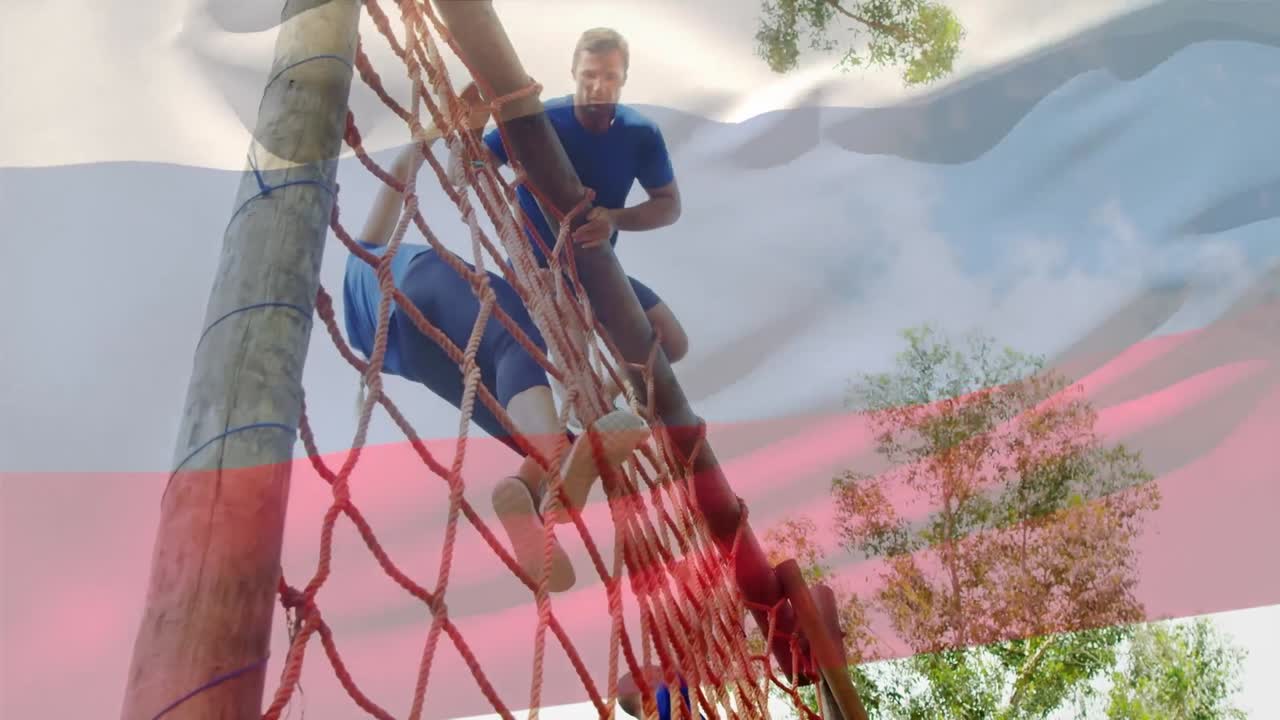 анимация флага россии над разнообразной женщиной и мужчиной во время тренировки гонки с препятствиями