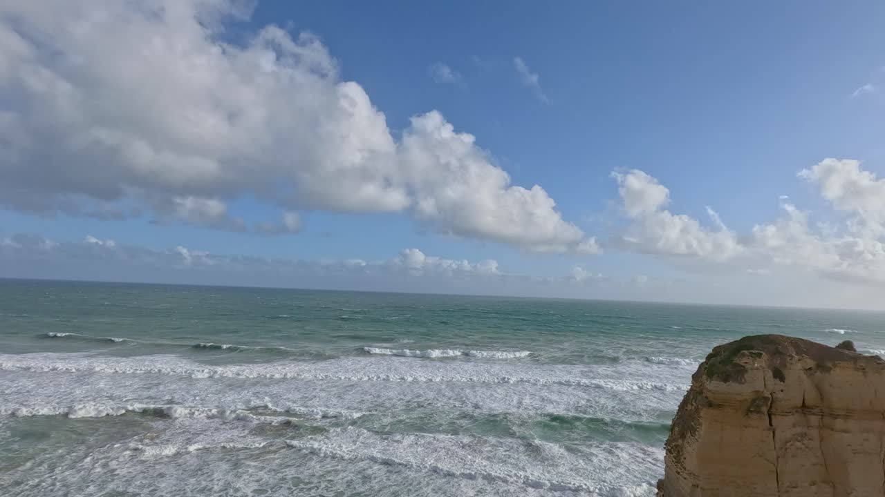 열두 사도들이 등장하는 평온한 해안 풍경, 역동적인 바다 파도와 활기찬 빛