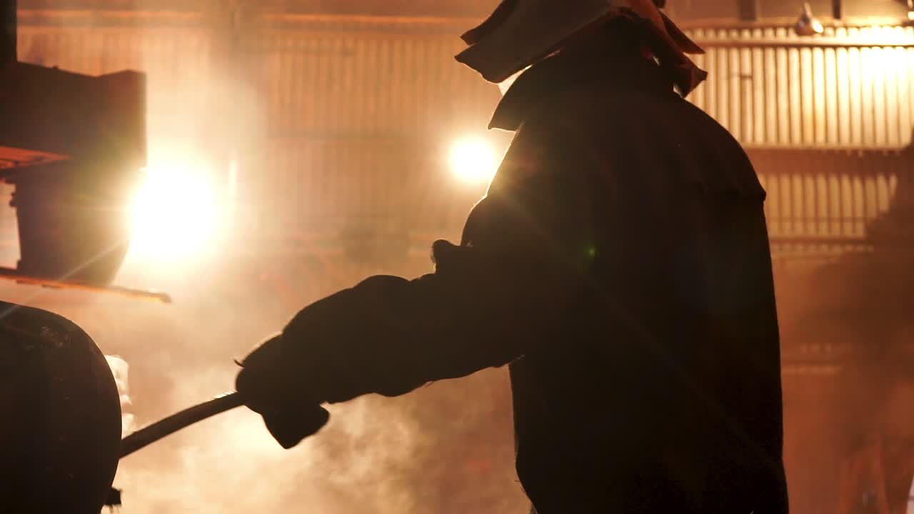 산업 시설의 금속 노동자