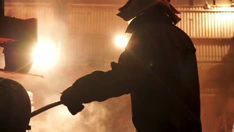 trabajador metalúrgico en una instalación industrial