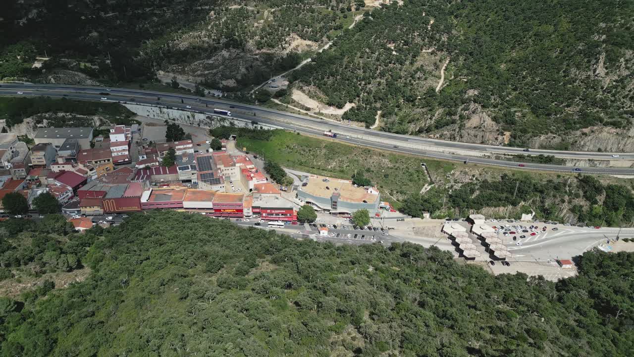 vista aérea del vecindario de le perthus tráfico en la carretera fronteras de españa y francia