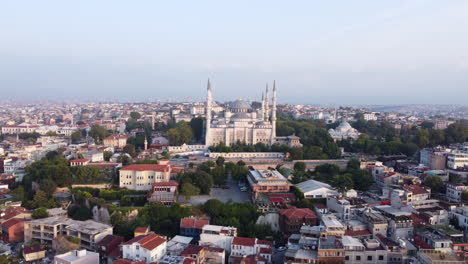 mezquita azul en el casco antiguo de estambul, establecimiento aéreo, hora dorada