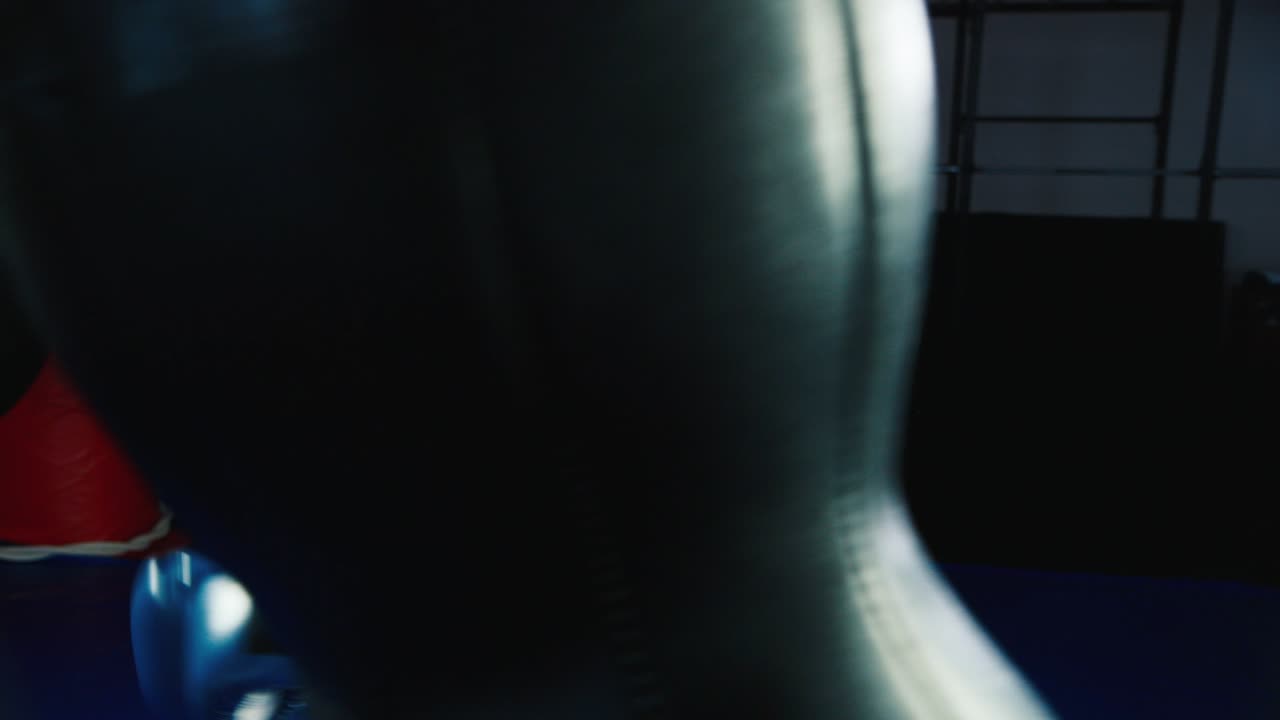 젊은 권투 선수가 샌드백에서 펀치를 연습합니다 1