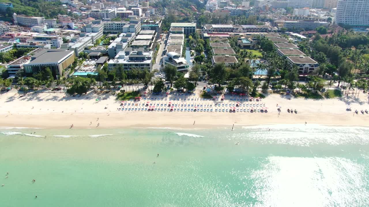vista aérea sobre la playa clara y el mar turquesa en la playa de patong. provincia de phuket, tailandia.