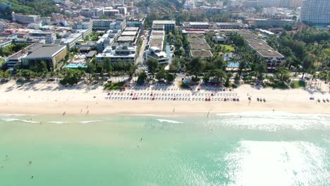 vista aérea sobre la playa clara y el mar turquesa en la playa de patong. provincia de phuket, tailandia.