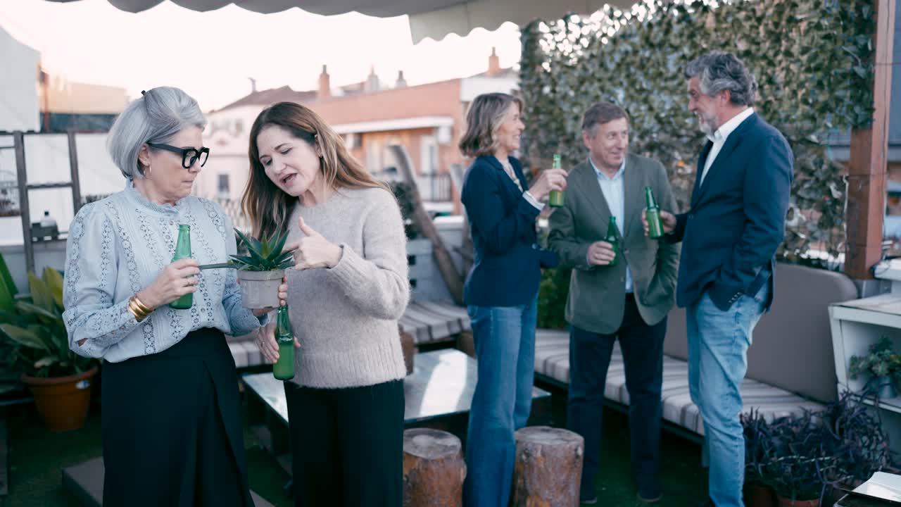 Grupo de Amigos Socializando e Bebendo Cerveja em um Terraço na Cobertura