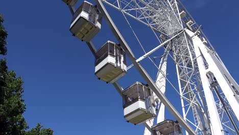 4k. la rueda gigante girando en budapest, hungría. el ojo de budapest