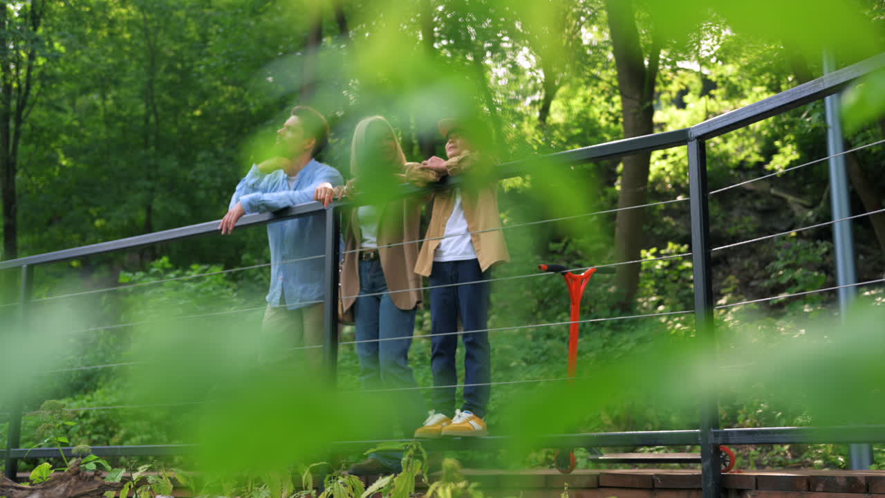가족 들 이 공원 에서 하루 를 즐기고 있다