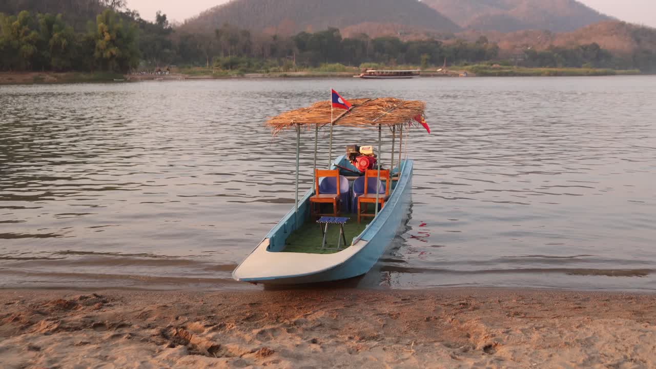 el muelle del barco en la arena del río mekong en luang prabang, laos viajando por el sudeste asiático