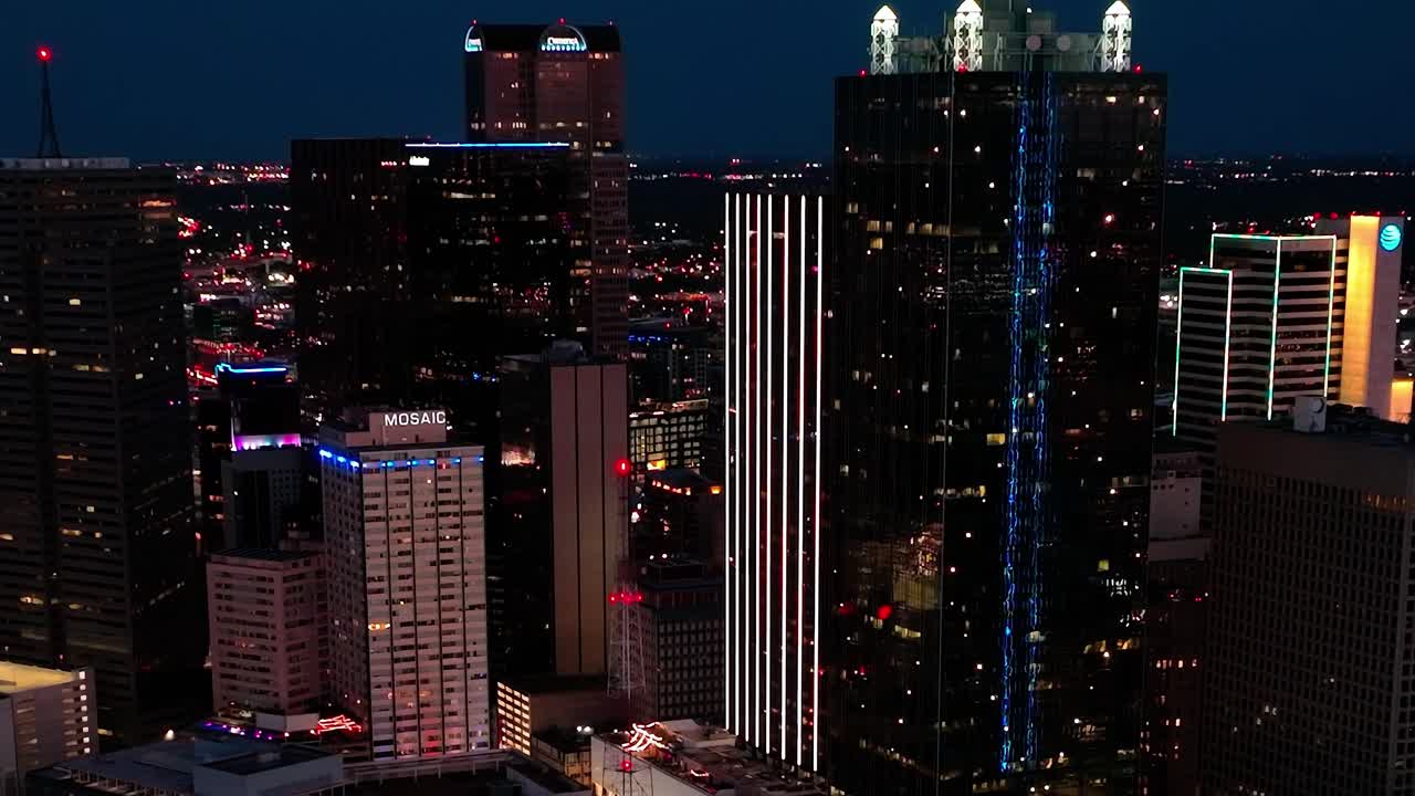 Vista aérea das luzes da cidade de Dallas à noite