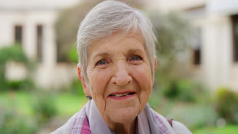 Portrait-of-happy-senior-woman-with-laugh