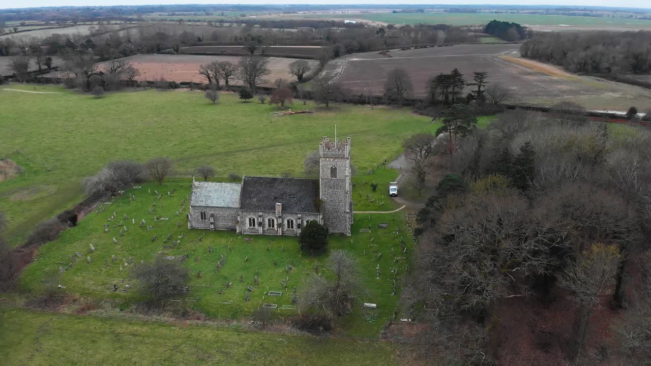 antena - iglesia de st mary en somerleyton, inglaterra, amplio tiro giratorio
