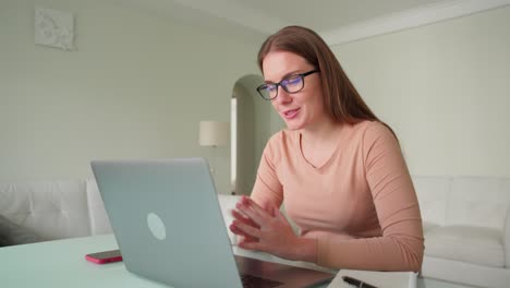 retrato de una mujer joven hablando con una cámara haciendo una videoconferencia