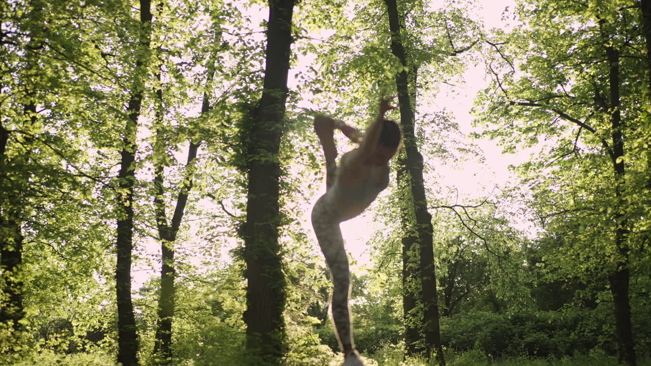 mujer practicando yoga en el bosque