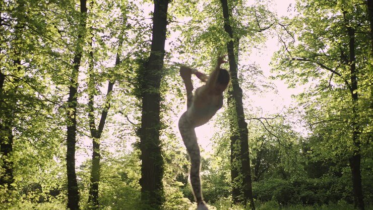 Donna che fa yoga nella foresta