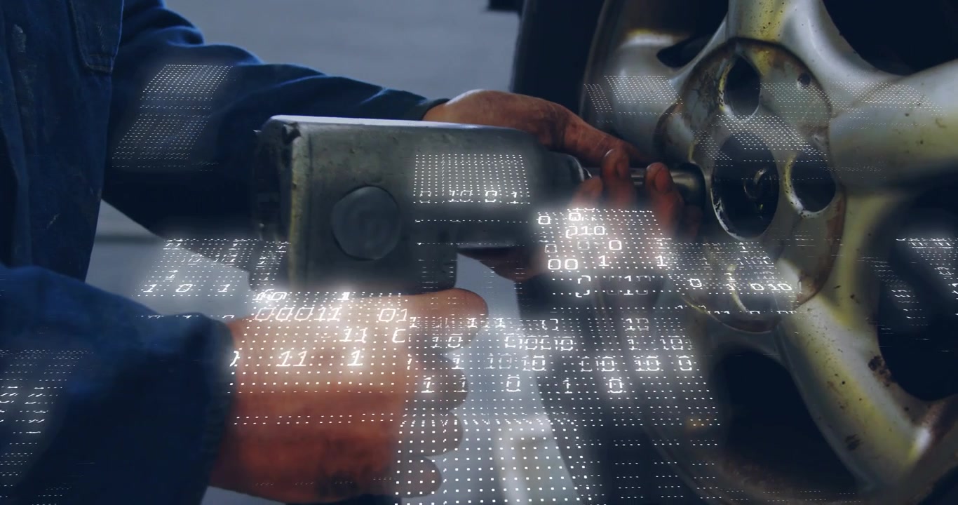 Manos presionando una llave de impacto, girando tuercas de rueda, preparando la extracción de la rueda mientras una superposición se desplaza
