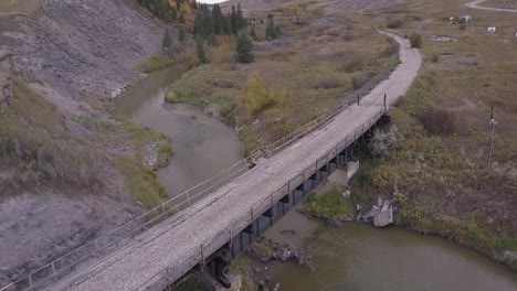 Alte-Verlassene-Eisenbahnbrücke-Am-Bach,-Die-In-Einen-Badlands-Trail-Umgewandelt-Wurde