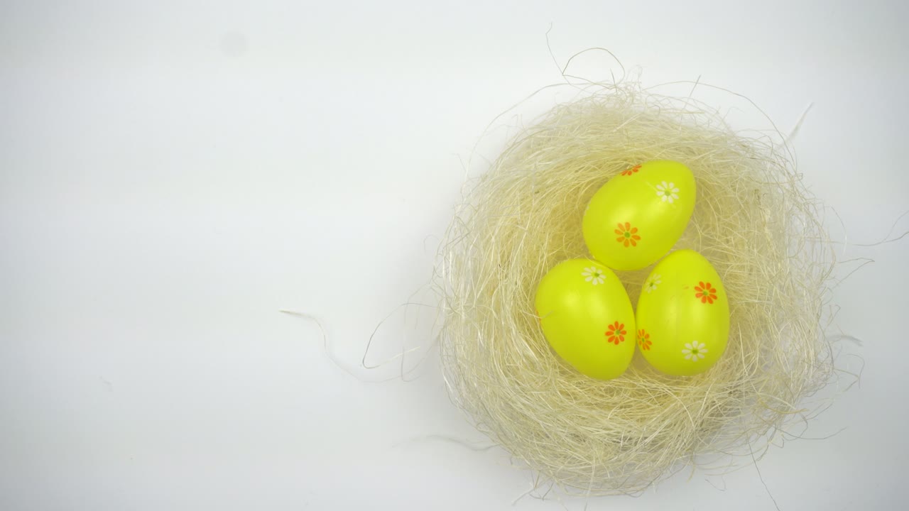 이스터의 상징, 다채로운 이스터 달, 그리고 모든 가정의 휴일.