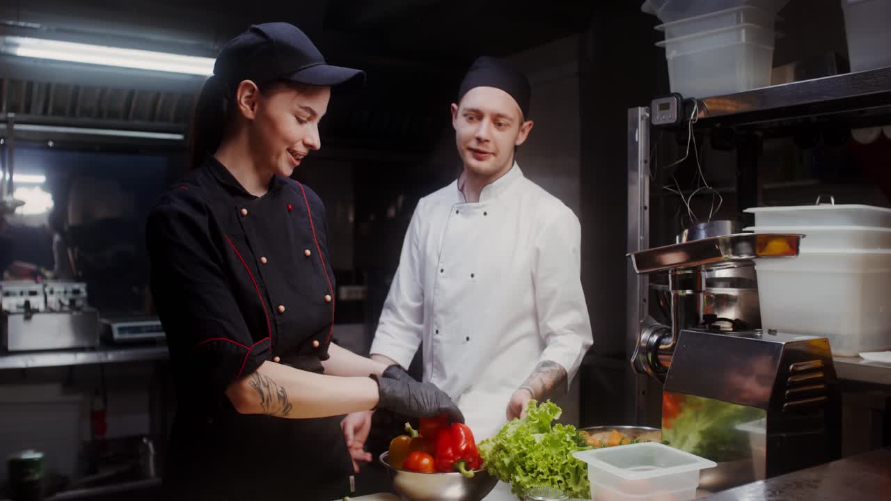 cocineros de un restaurante que preparan verduras