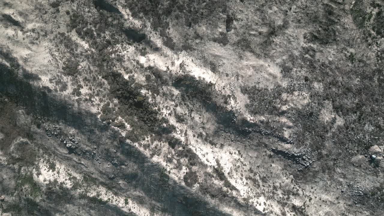 montaña quemada de la temporada de incendios de verano