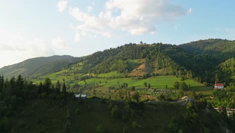 Exuberantes-Paisajes-Montañosos-En-La-Aldea-De-Palanca-En-El-Condado-De-Bacau,-Moldavia-Occidental,-Rumania