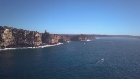 Imágenes-De-Drones-De-Imponentes-Acantilados-Oceánicos-En-Sydney,-Australia