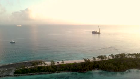 Vista-Aérea-Sobre-Una-Bahía-En-Las-Bahamas-Al-Atardecer