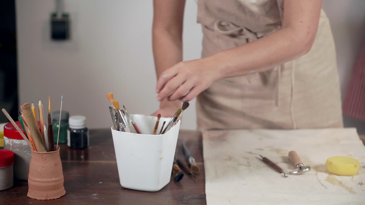 도자기와 그림을 그리는 예술가