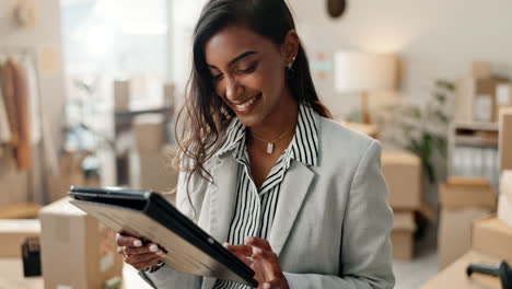 Moda,-Distribución-Y-Mujer-En-Tablet