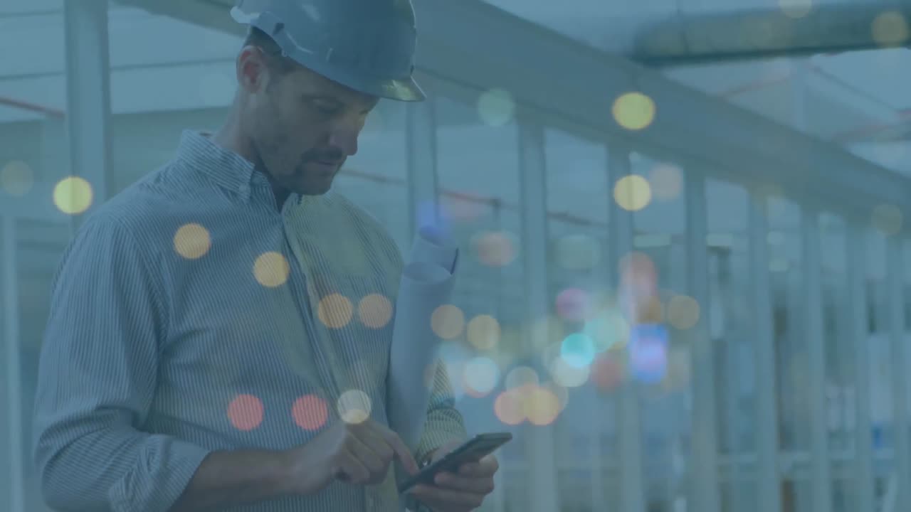 hombre usando teléfono inteligente y luces en movimiento