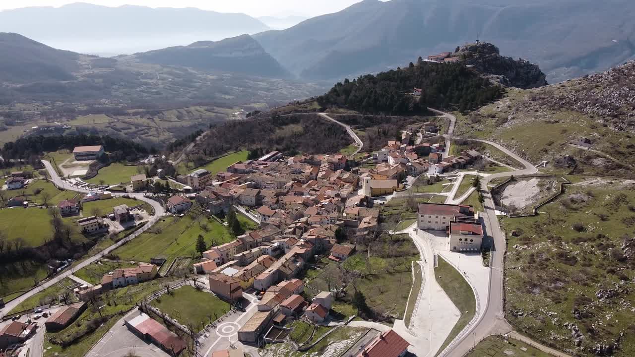 vista aérea del paisaje de pietraroja, un pueblo en la cima de una colina en italia, en los apeninos