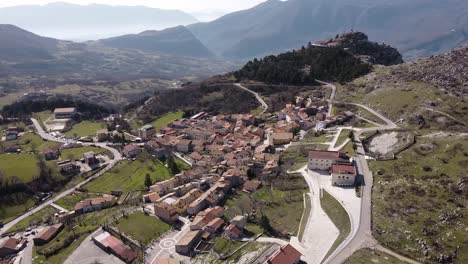 Vista-Aérea-Del-Paisaje-De-Pietraroja,-Un-Pueblo-En-La-Cima-De-Una-Colina-En-Italia,-En-Los-Apeninos