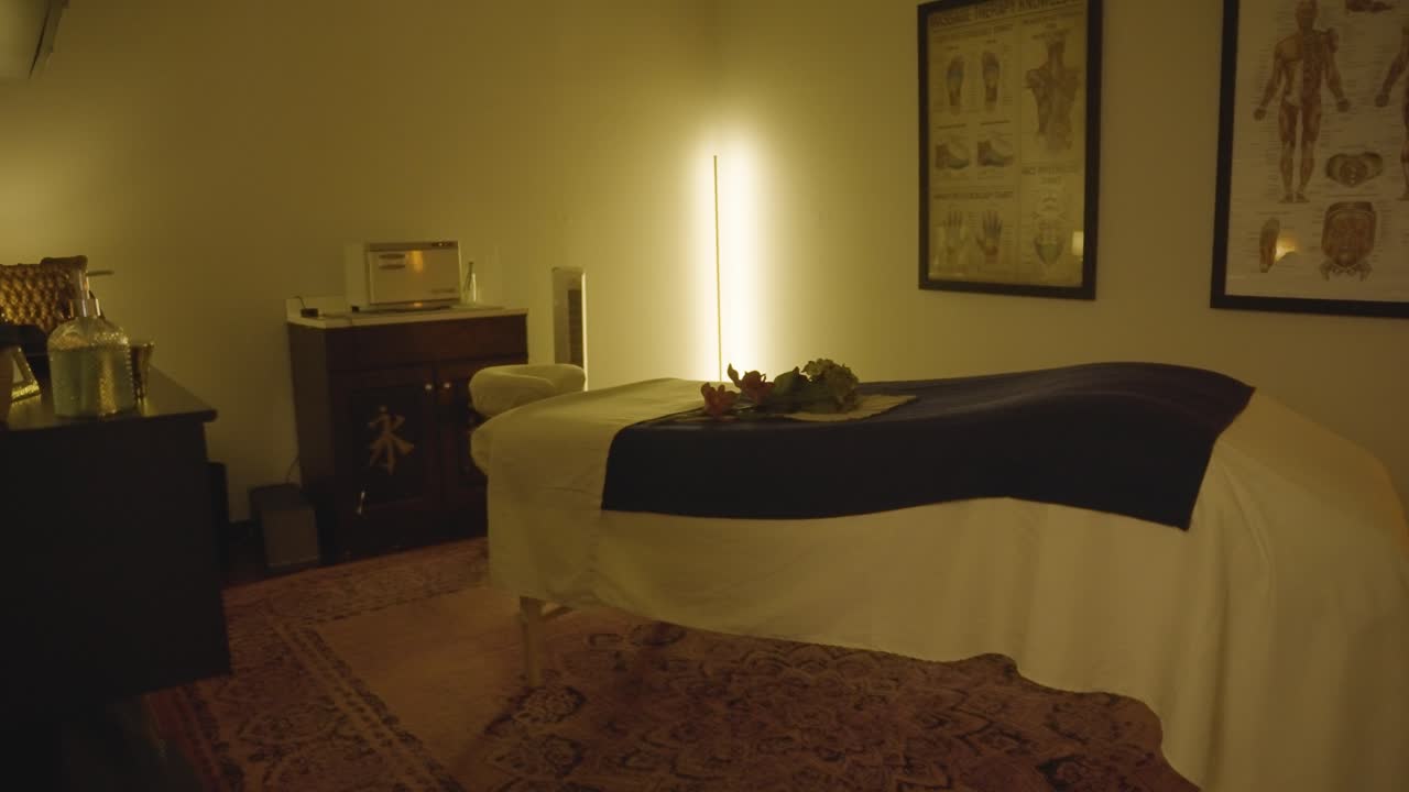È visibile l'allestimento della sala massaggi, che promuove un'atmosfera rilassante e calmante