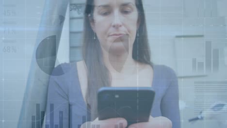 animación del procesamiento de datos estadísticos contra mujeres caucásicas que usan teléfonos inteligentes al aire libre