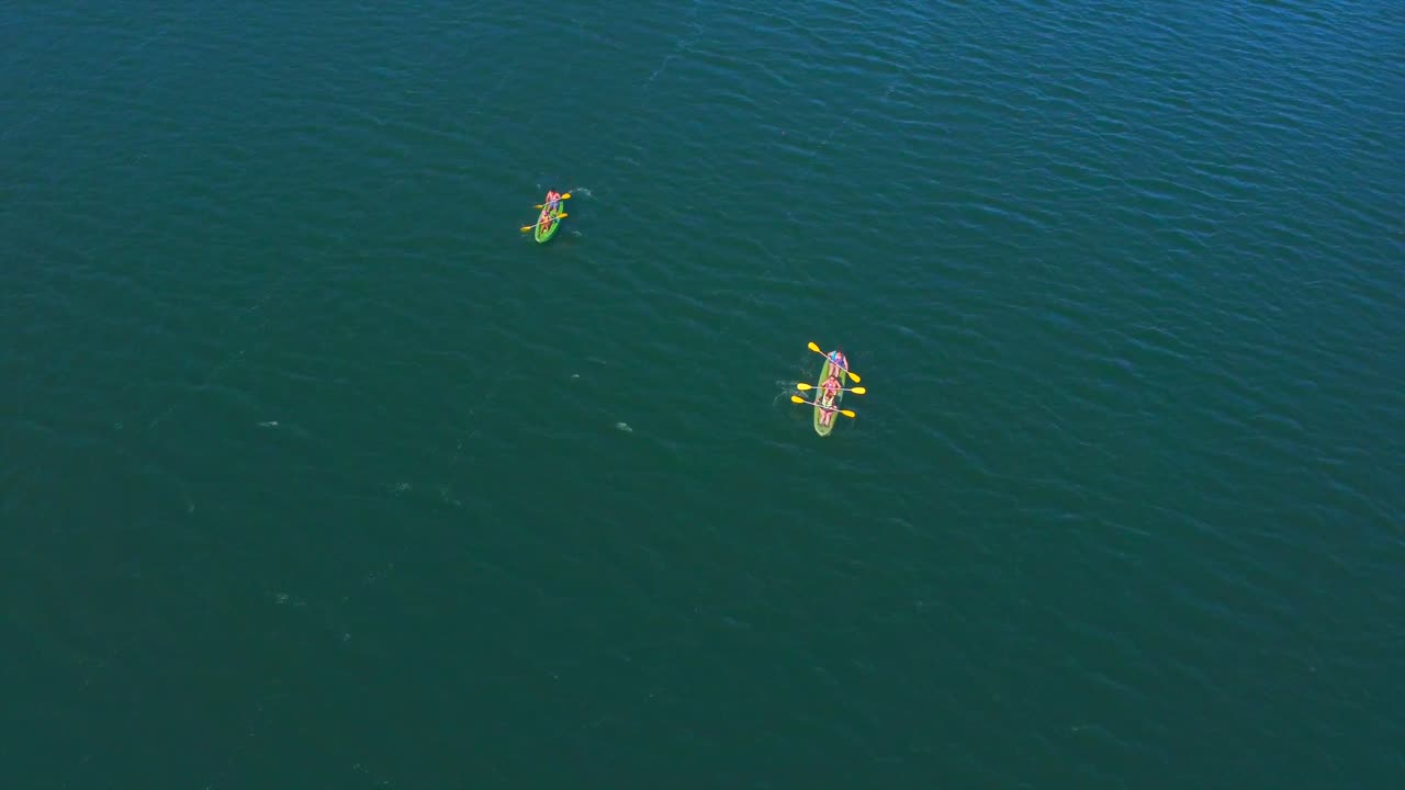 viajes en familia, deporte con amigos, grupos de turismo, el kayak ayuda al estrés y se puede disfrutar de muchas maneras