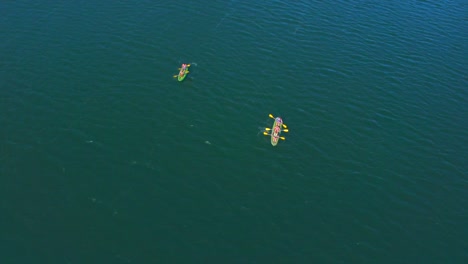 viajes en familia, deporte con amigos, grupos de turismo, el kayak ayuda al estrés y se puede disfrutar de muchas maneras