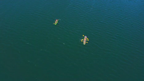 viajes en familia, deporte con amigos, grupos de turismo, el kayak ayuda al estrés y se puede disfrutar de muchas maneras