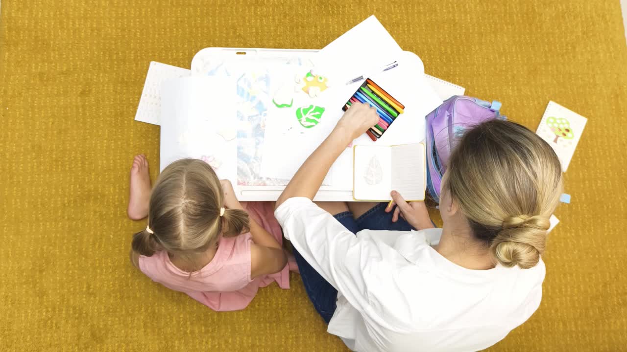 madre e hija dibujando juntos