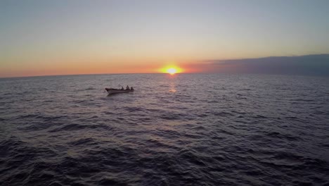 navegación al atardecer en monterico en el océano pacífico
